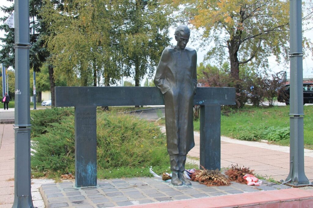 Vandals Deface Poet Miklós Radnóti’s Statue in Serbia with Political Stickers Vandals Deface Poet Miklós Radnóti's Statue in Serbia with Political Stickers