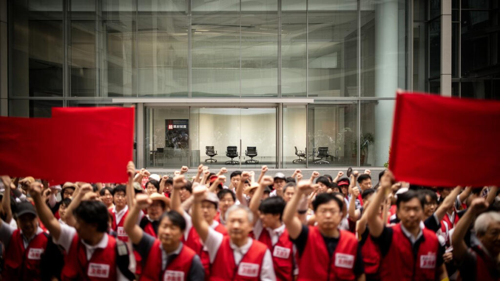 South Korea’s Policy Bank Unions Rally 2,000 in Seoul, Slam Government Relocation Plan as ‘Economic Disaster’ — BigGo Finance South Korea's Policy Bank Unions Rally 2,000 in Seoul, Slam Government Relocation Plan as 'Economic Disaster' — BigGo Finance