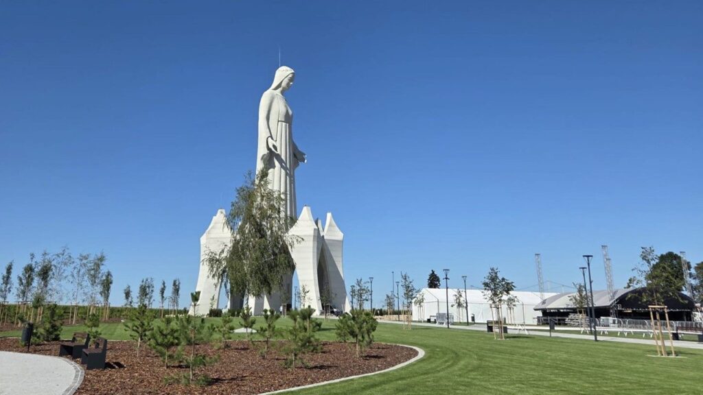 Poland unveils Europe’s tallest Virgin Mary statue parallax background