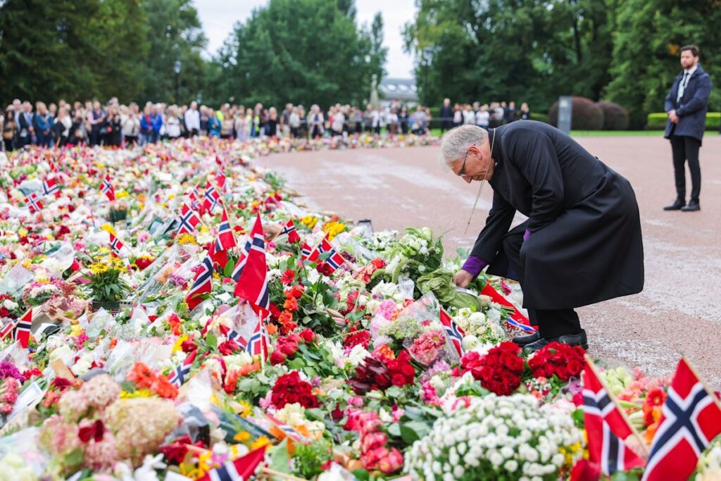 Queen marks wedding date as Norway mourns King Harald V