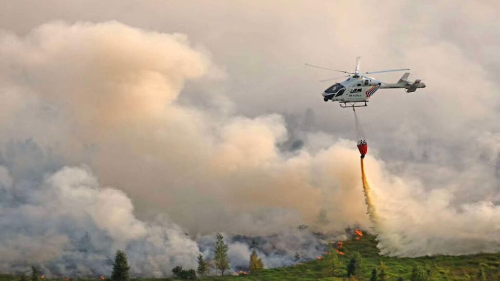 Cockpit photos shows dramatic water drops on eastern Belgium's record moorland wildfire