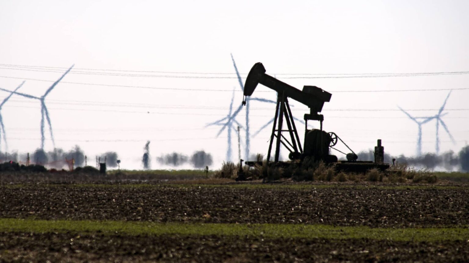 Oil extends gains after U.S and Iran strike ships Oil extends gains after U.S and Iran strike ships
