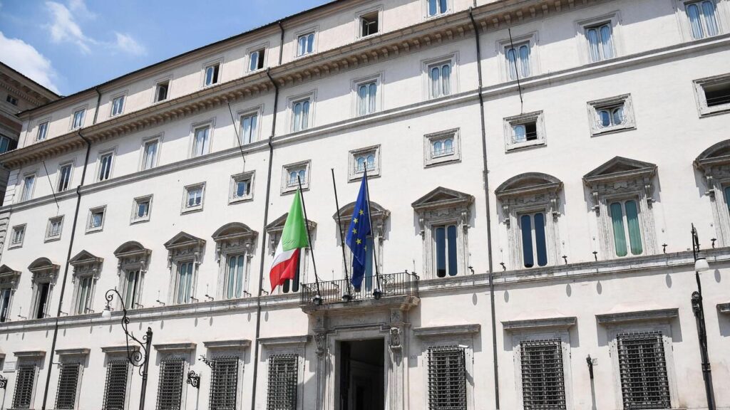 School, fines for the burqa and for parents who don’t know Italian. Meloni: ‘With the roof we avoid the ghetto classes’ School, fines for the burqa and for parents who don't know Italian. Meloni: 'With the roof we avoid the ghetto classes'