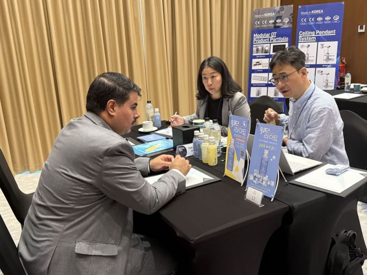 Overseas buyers are listening to product explanations from Seongnam companies at the export consultation hosted by Seongnam City. Provided by Seongnam City