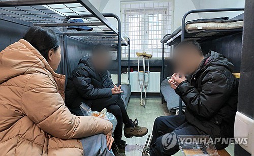 (LEAD) Ukraine recently sent 2 N. Korean POWs to S. Korea: Zelenskyy