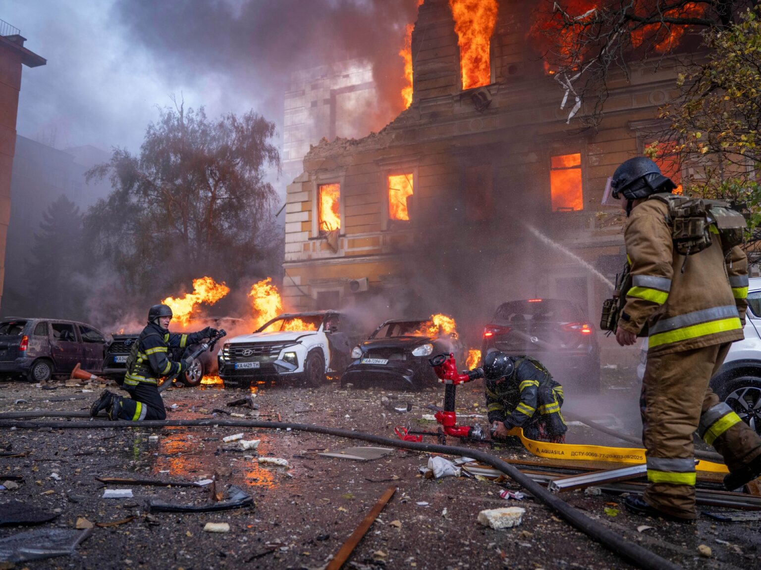 Russia pounds Ukraine’s Kyiv after deadly strike on Academy of Sciences | Russia-Ukraine war News Photos: Russian drone strikes pound civilian targets across Kyiv | Russia-Ukraine war News
