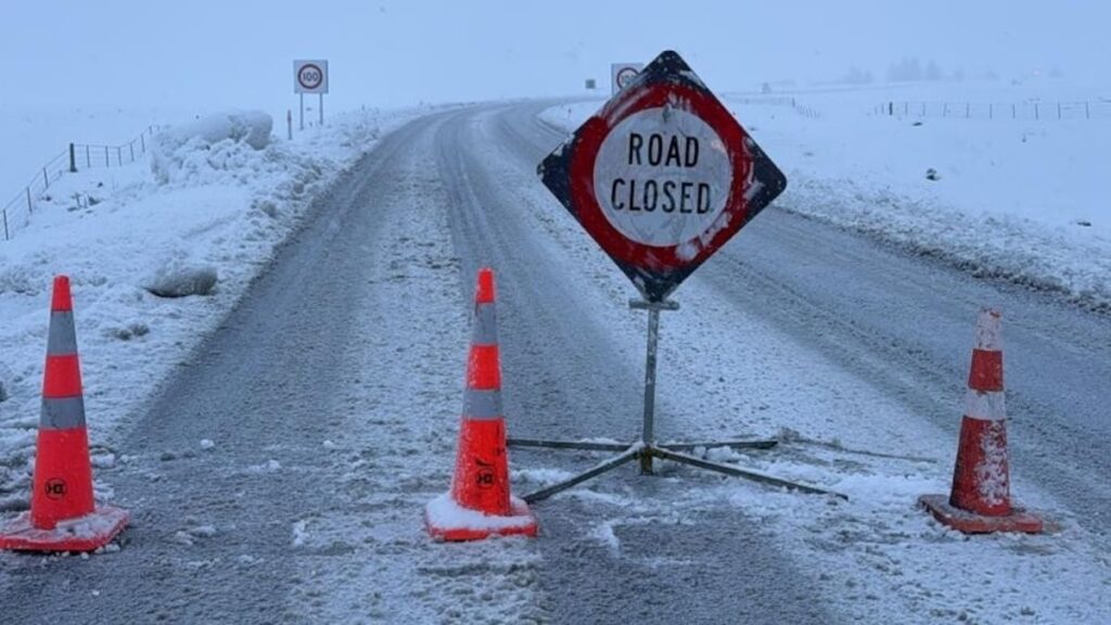 Weather: ‘Strong cold front’ sweeps across New Zealand, snow traps vehicles in South Island
