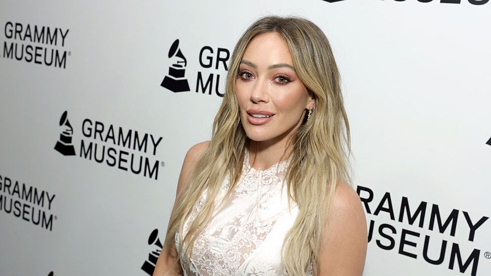 Hilary Duff Adds 32 Shows to Lucky Me Tour Spanning Europe, Latin America, and U.S. kiss 95.1 retro logo