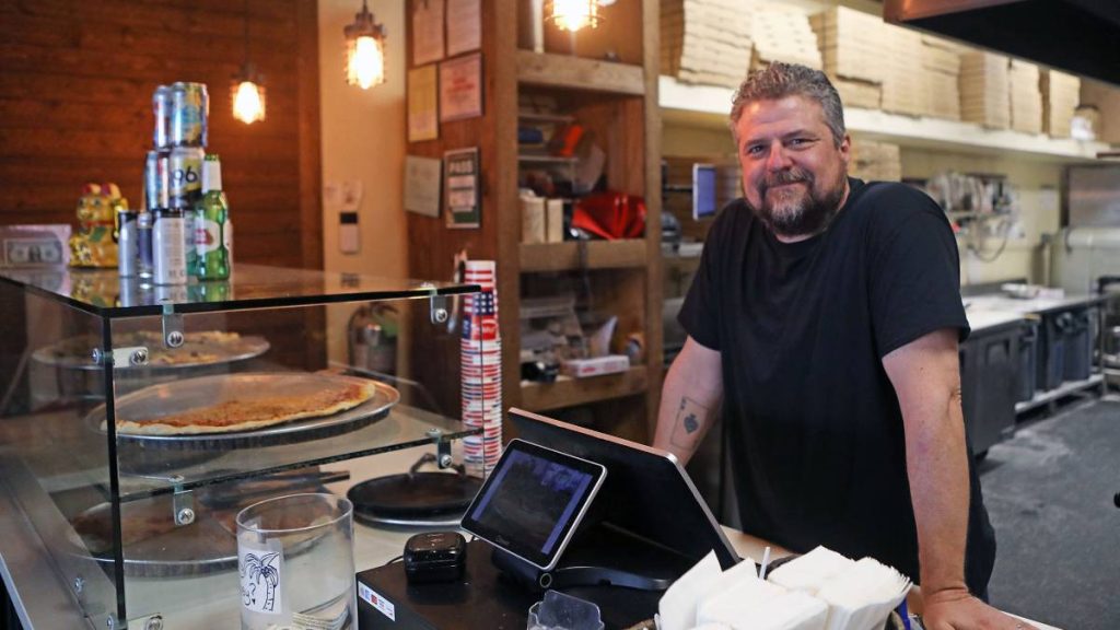 Business Monday: Hilo Pizza Co. serving up New York-style pies and slices that patrons can customize : Big Island Now Business Monday: Hilo Pizza Co. serving up New York-style pies and slices that patrons can customize : Big Island Now