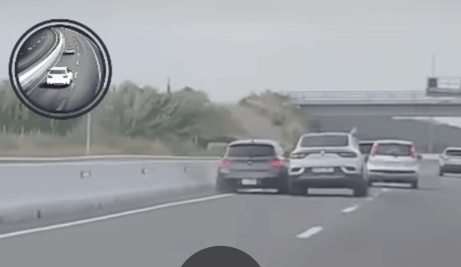 They record on video the insane overtaking of an Andorran car that almost causes an accident in Catalonia They record on video the insane overtaking of an Andorran car that almost causes an accident in Catalonia