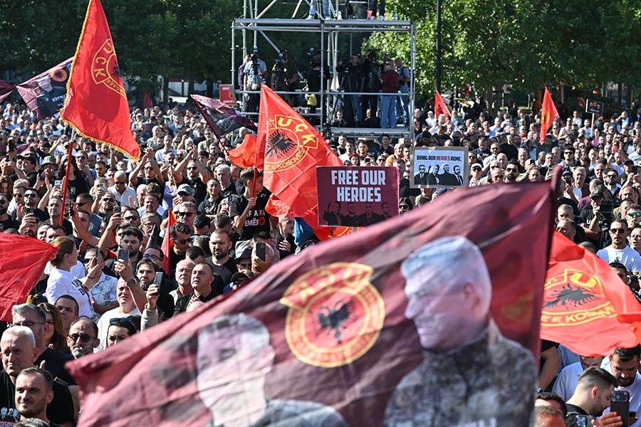 Demonstration in Pristina (Kosovo) in support of the four defendants before the Specialised Chambers of Kosovo.