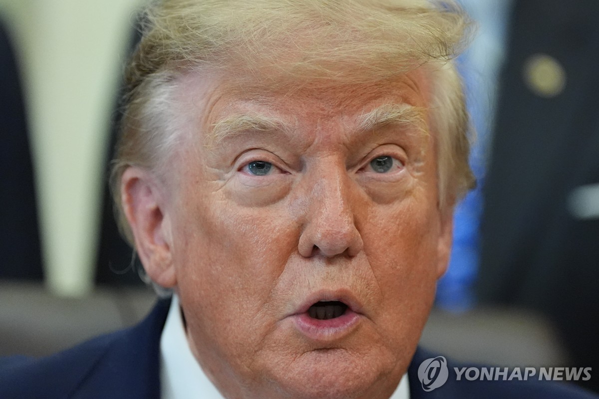 U.S. President Donald Trump speaks in the Oval Office of the White House in Washington on Sept. 30, 2026, in this photo released by the Associated Press. (Yonhap)