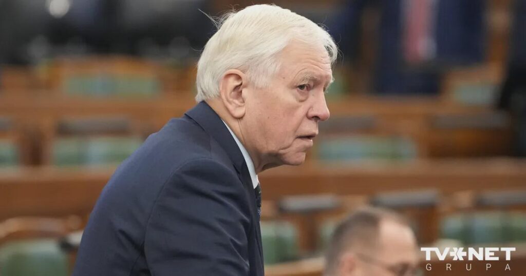 Ogre gave ZZS seniors small souvenirs, including a “small balsam” on which the number of the ZZS list for the upcoming Saeima elections was visible. Brigmanis pointed out that the black balm was advertised as “drapes” at the time and was served to those people who reached the age of 85. Ogre gave ZZS seniors small souvenirs, including a "small balsam" on which the number of the ZZS list for the upcoming Saeima elections was visible. Brigmanis pointed out that the black balm was advertised as "drapes" at the time and was served to those people who reached the age of 85.