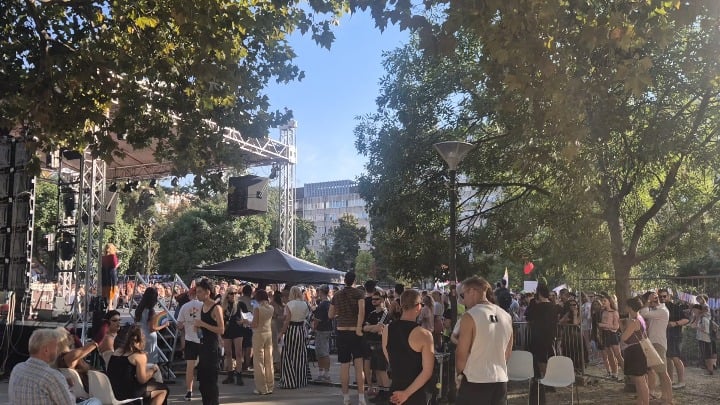 More people at Belgrade Pride than at the SNS meeting in Niš