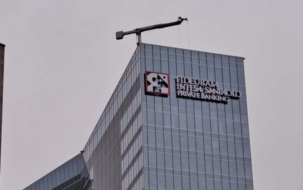 The former president of Fideuram defrauded with a fake WhatsApp account of Carlo Messina (CEO of Intesa Sanpaolo) and subsequently by a cloned voice of another manager: 95 million stolen, 36 still to be recovered The former president of Fideuram defrauded with a fake WhatsApp account of Carlo Messina (CEO of Intesa Sanpaolo) and subsequently by a cloned voice of another manager: 95 million stolen, 36 still to be recovered
