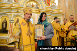 Yuliya Serada receives a commendation from the head of the Belarusian Orthodox Church in 2025.