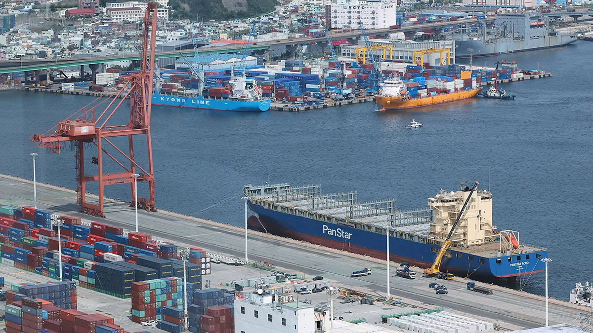 El PanStar Acro, un buque portacontenedores con destino a Europa a través del Ártico, que está probando si una ruta abierta por el deshielo del hielo marino puede ser comercialmente viable, se encuentra fondeado en un puerto de Busan, Corea del Sur, el 20 de agosto de 2026 - PHOTO/ YONHAP via REUTERS