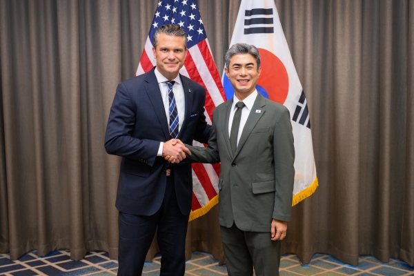 Defense Minister Kang Meets US Counterpart in Cebu