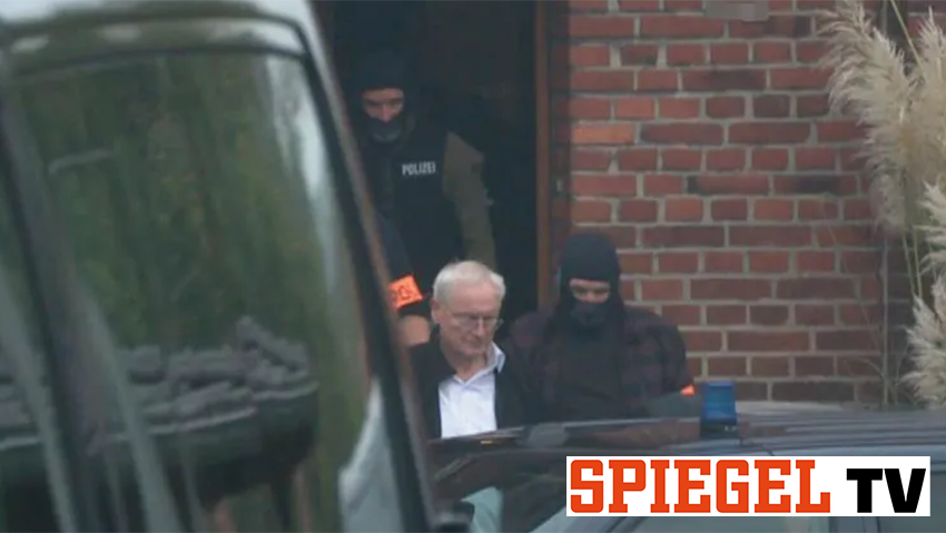 Hanning at the time of his arrest Tuesday morning. An electronic storage device containing the information was found at his home (Photo: Spiegel TV) רגע מעצרו של אוגוסט האנינג ראש שירות הביון הפדרלי לשעבר של גרמניה