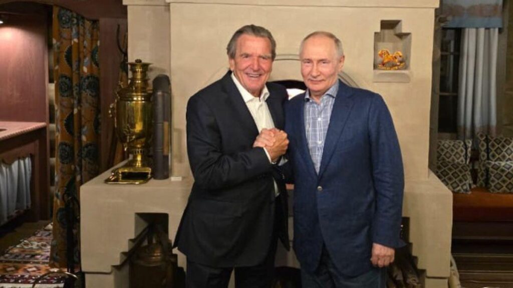 Schröder celebrates Putin's birthday in Moscow
