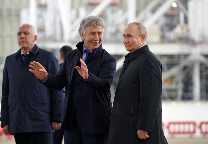 Russian President Vladimir Putin, accompanied by Chairman of the Management Board of Russia's gas producer Novatek Leonid Mikhelson, visits the Novatek-Murmansk's Offshore Superfacility Construction Center in the village of Belokamenka, Murmansk region, Russia July 20, 2023. Sputnik/Alexander Kazakov/Kremlin via REUTERS ATTENTION EDITORS - THIS IMAGE WAS PROVIDED BY A THIRD PARTY.