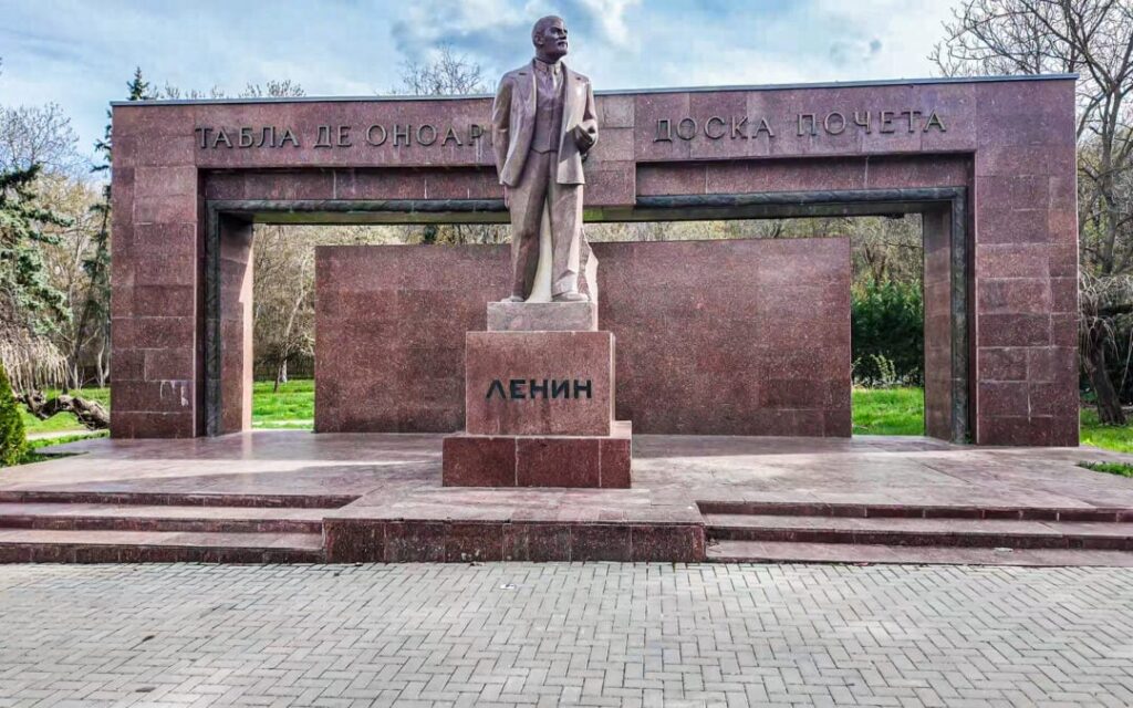 Lenin's monument in Chisinau (Moldexpo)
