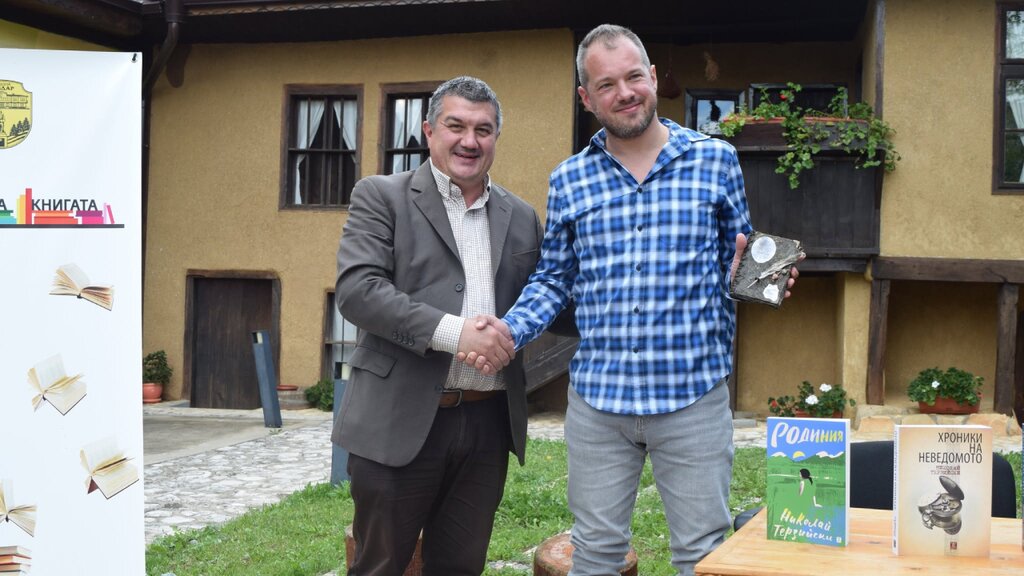 Chavdar mayor Grigor Daulov, left, and writer Nikolay Terziyski.