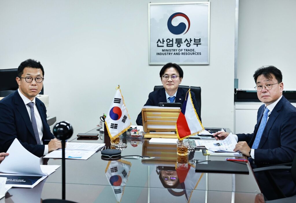 Korea, Czech Republic Review Dukovany Nuclear Project Progress Industry and Trade Minister Kim Jung-kwan (center) holds a video conference with Czech Industry and Trade Minister Karel Havlicek for the third meeting of the Dukovany implementation review body at the Government Complex Seoul in Jongno-gu, Seoul, on Dec. 20. Officials from both governments, companies and institutions reviewed progress on the new Dukovany nuclear power plant project and discussed ways to strengthen nuclear cooperation and respond to the European Union's industrial acceleration act. Photo courtesy of the Ministry of Industry and Trade - Seoul Economic Daily Finance News from South Korea